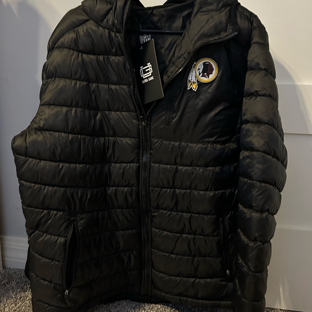NWT NFL vintage Redskins puffer jacket in a size extra large! Authentic style!